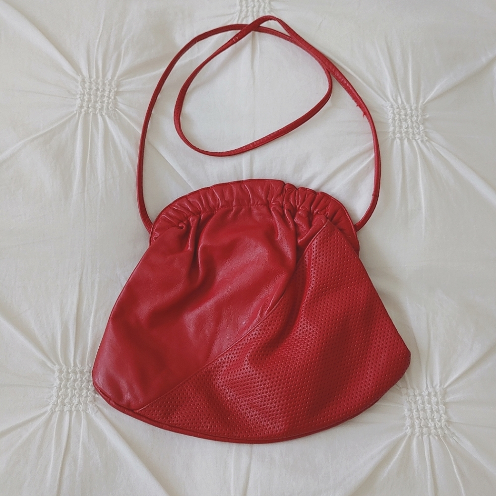 Vintage 80s red leather hinged clasp shoulder purse.